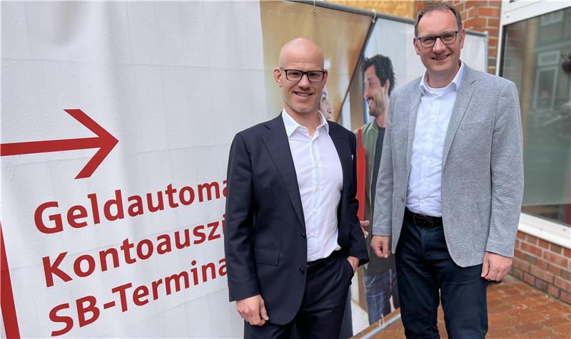 Die beiden Chefs der Kreissparkasse: Berend Bohlen (links) und Matthias Lühmann stehen vor ihrer Hauptstelle in Stade. Sie wird gerade komplett umgebaut.