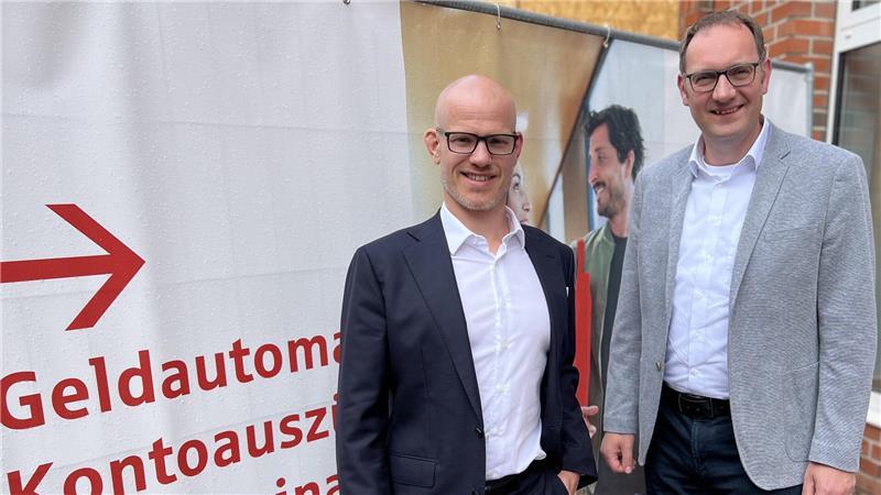 Die beiden Chefs der Kreissparkasse: Berend Bohlen (links) und Matthias Lühmann stehen vor der Hauptstelle in Stade. Sie wird gerade komplett umgebaut - und nicht nur sie.