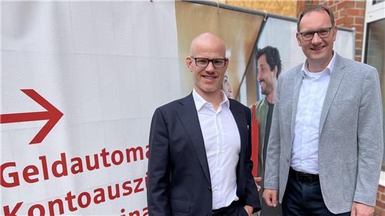 Die beiden Chefs der Kreissparkasse: Berend Bohlen (links) und Matthias Lühmann stehen vor der Hauptstelle in Stade. Sie wird gerade komplett umgebaut - und nicht nur sie.