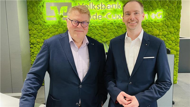 Die beiden Chefs der Volksbank Stade-Cuxhaven: Vorstandssprecher Ulrich Sievert und sein Kollege Daniel Hollung (rechts).