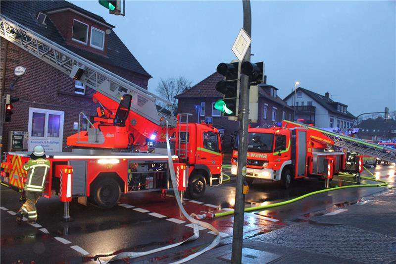Die beiden Drehleitern gingen vor dem Haus in Stellung. Foto: Feuerwehr Stade