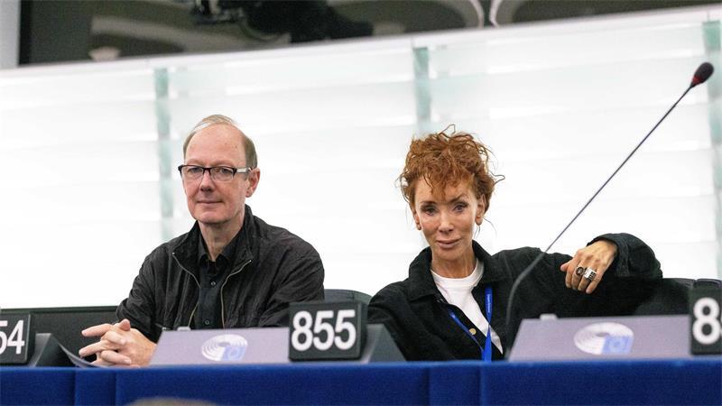 Die beiden EU-Abgeordneten Martin Sonneborn (l) und Sibylle Berg (beide Die Partei) hatten sich schriftlich bei der Parlamentspräsidentin beschwert. (Archivbild) 