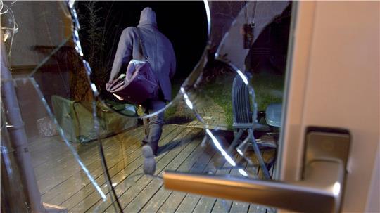Die beiden Einbrecher ergriffen die Flucht. Eine Sofortfahndung blieb ohne Erfolg. (Symbolbild)