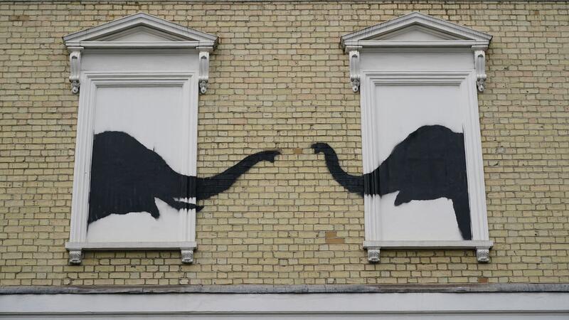 Katze bei Dehnübung: Banksy setzt Bilderreihe in London fort Die beiden Elefanten wurden mit dem Sprichtwort „Elephant in the room“ in Verbindung gebracht, für ein Problem, das nicht zu übersehen ist, aber über das keiner spricht.