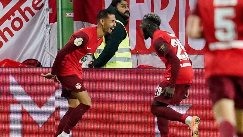 Die beiden FCK-Torschützen Kenny Prince Redondo (l) und Richmond Tachie warfen mit Lautern den 1. FC Köln raus.