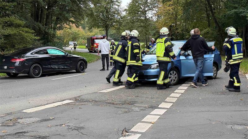 Die beiden Fahrzeuge wurden bei dem Unfall beschädigt.