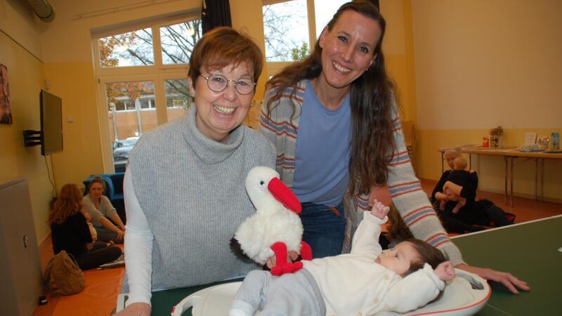 Die beiden Familienhebammen Karin Barnowsky (links) und Katrin Arndt beim Wiegen eines Babys im JUKUZ in Apensen.