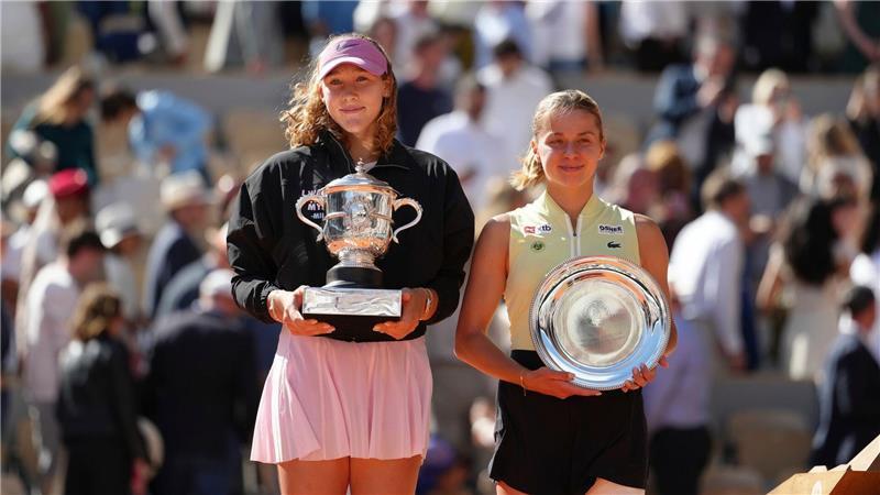 „Möchte mir selbst danken“: Andrejewa gewinnt French Open Die beiden Finalistinnen bei der Siegerehrung.