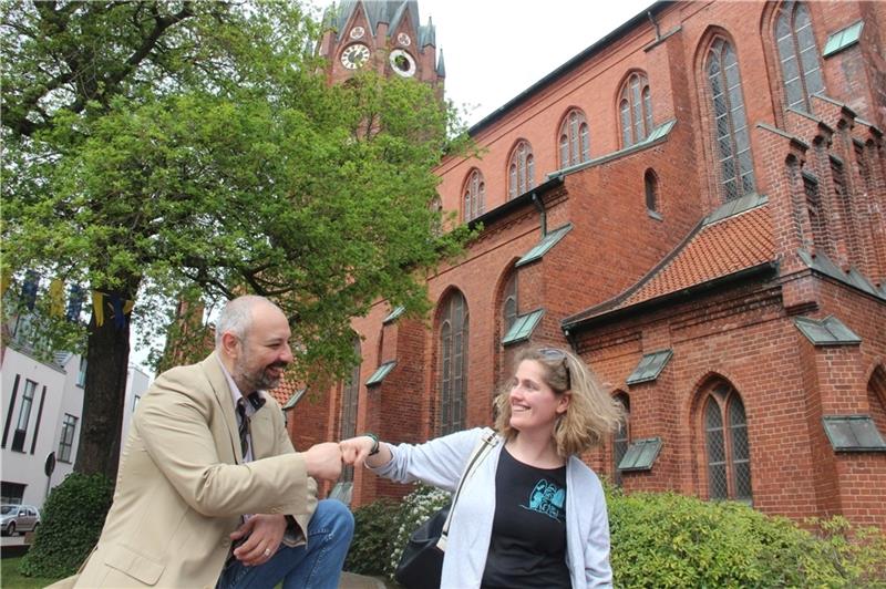 Die beiden Fotokünstler Antonino Condorelli und Katharina Bodmann vor der St.-Petri-Kirche. Auch hier wird ein Ausstellungsstandort mit den Porträts der Buxtehuder sein. Foto: Michaelis