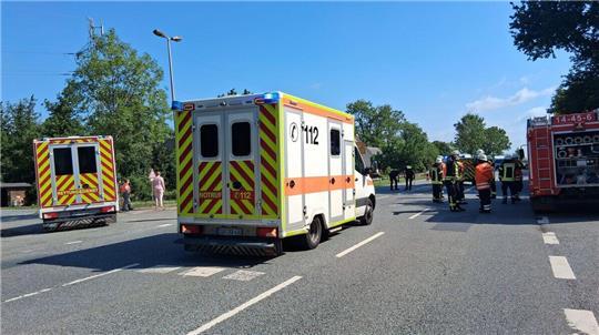 Die beiden Frauen an Bord des Ford Tourneo wurden nach notärztlicher Versorgung mit schweren Verletzungen ins Elbe Klinikum Stade gebracht.