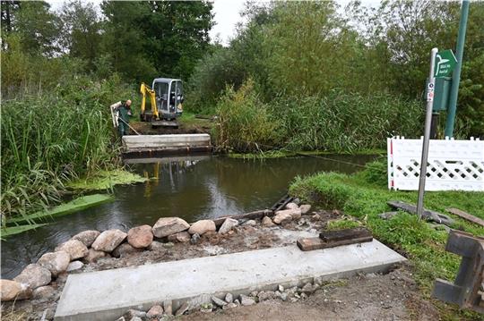 Die beiden Fundamente sind fertig: Mitte September soll die Aue-Brücke bei Gut Daudieck wieder Horneburg und Bliedersdorf verbinden. Foto: Vasel
