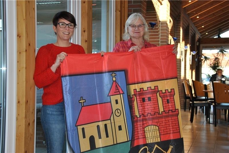 Die beiden Gemeinden Horneburg und Neumarkt sind eng verbandelt: Vanessa Heider und Eveline Bansemer mit der Partnerschaftsfahne. Foto Lohmann