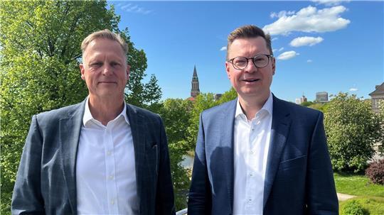 Die beiden Geschäftsführer der Bürgschaftsbank Schleswig-Holstein, Holger Zervas (l) und Carsten Müller, habe ihre Geschäftszahlen für 2024 vorgestellt. 