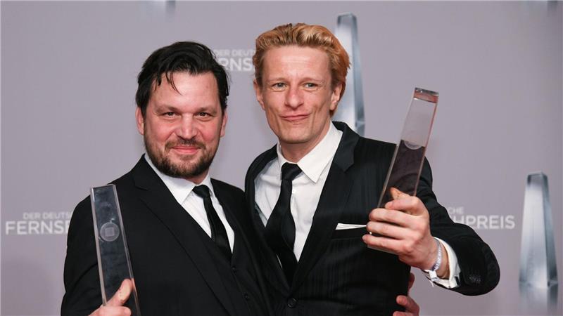 Die beiden „Gladbeck“-Hauptdarsteller Sascha Alexander Gersak (links) und Alexander Scheer freuten sich nach der Verleihung des Deutschen Fernsehpreises 2019 über die Auszeichnung in der Kategorie „Bester Mehrteiler“. Gedreht wurde auch in Niedersachsen und Bremen. (Archivbild)