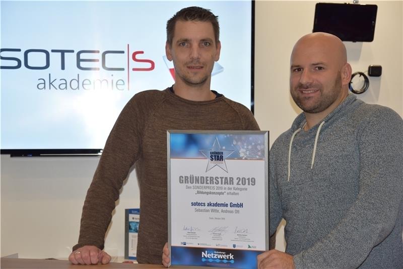 Die beiden Gründer Sebastian Witte (links) und Andreas Ott präsentieren stolz ihre Gründerstar-Urkunde . Sie erhielten den Preis in der Sonderkategorie „Bildung“. Foto: Battmer