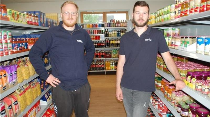 Die beiden Inhaber Fin Niklas Schmidt (links) und Tim Andersen vor drei Jahren in ihrem ersten Hurtig-Markt in Sauensiek.