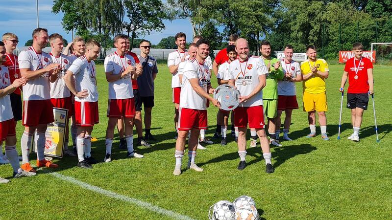 Deinste ist Meister – Jork braucht ein Wunder im Abstiegskampf Die beiden Kapitäne Julian Dubbels (links) und Thomas Burfeindt (rechts) präsentieren die selbst gebaute Meisterschale.