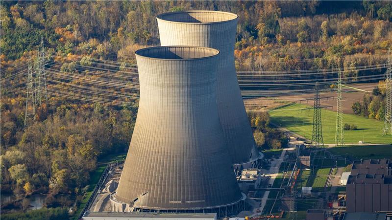 Die beiden Kühltürme des früheren Kernkraftwerks Gundremmingen sind gesprengt worden. (Archivbild)