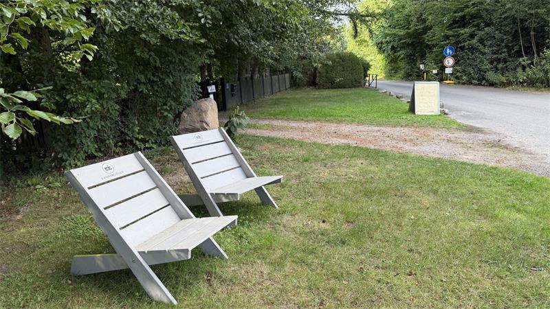 Camping in Sauensiek: Was verschlägt Urlauber in das kleine Dorf? Die beiden Liegestühle am Eingang des Campingplatzes in Sauensiek weisen auf den Campingführer „Landvergnügen“ hin.