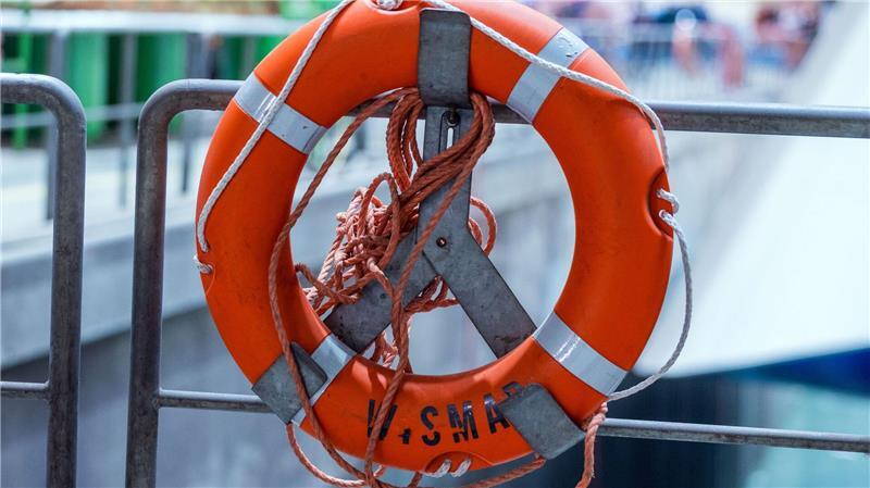 Die beiden Männer konnten nur noch leblos aus dem Wasser geborgen werden. (Symbolbild)
