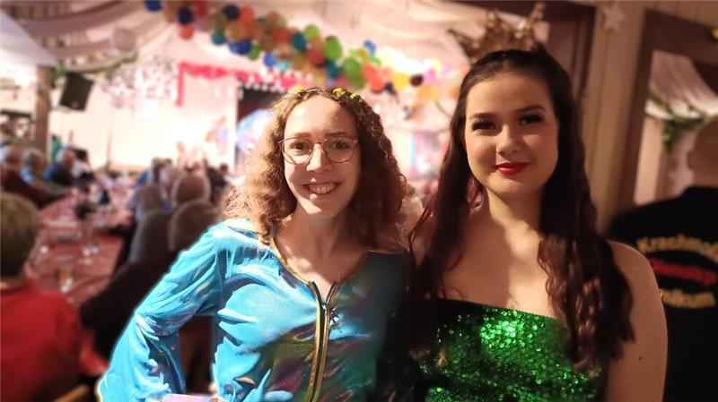 Oldendorf olé: Hinter den Kulissen der Faschingssitzung Die beiden Moderatorinnen Anna Schaal (links) und Henrike Andersen waren auch tanzend zu sehen.