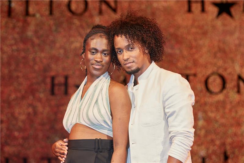 Die beiden Musical-Darsteller Ivy Quainoo und Benet Monteiro stehen im Operettenhaus auf der Bühne. Foto: Georg Wendt/dpa