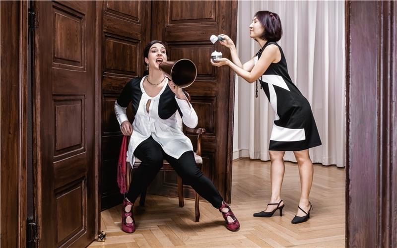 Die beiden Musikerinnen Franziska Dannheim und Jeong-Min Kim schaffen mit ihrer Version vom „Barbier von Sevilla“ einen leichten Zugang zur Opernwelt. Foto: Monique Urbanski