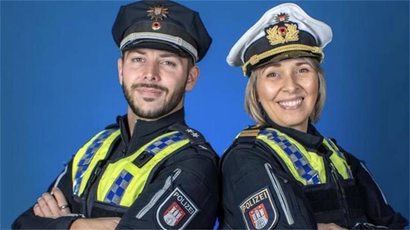 Die beiden Polizisten Tobias Conrad und Miria Lottmann sind als Team für die LSBTI*-Community da. 
