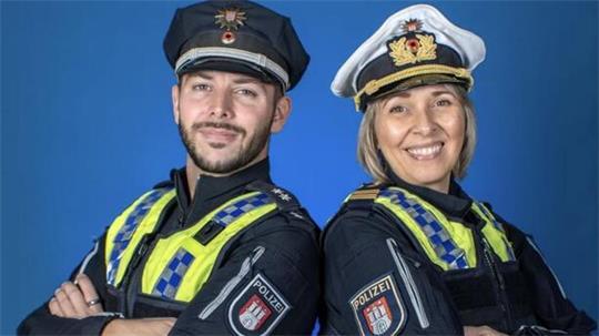 Die beiden Polizisten Tobias Conrad und Miria Lottmann sind als Team für die LSBTI*-Community da. 