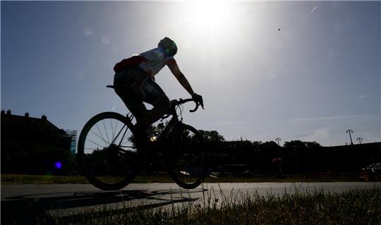 Die beiden Rennradfahrer aus Hamburg waren vom Lühe-Anleger kommend in Richtung Jork unterwegs (Illustration).