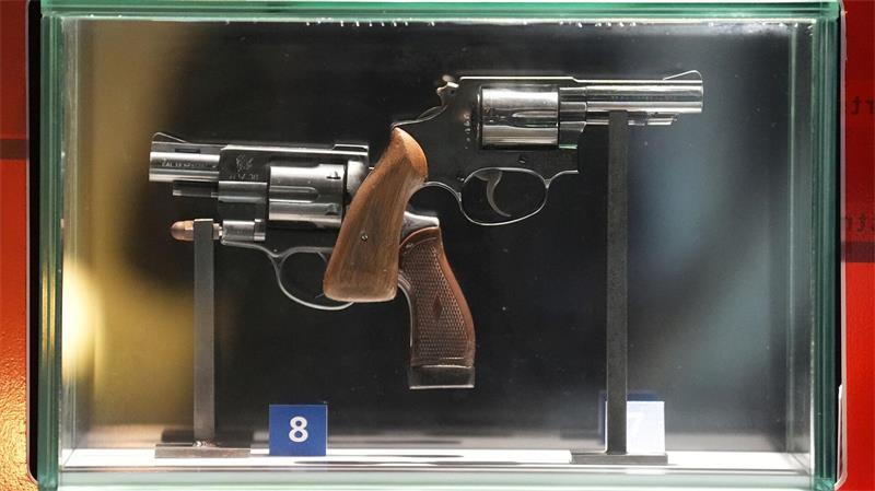 Die beiden Revolver, die der „St.-Pauli-Killer“ Werner Pinzner bei seinen fünf Auftragsmorden verwendete, sind im Hamburger Polizeimuseum zu sehen.