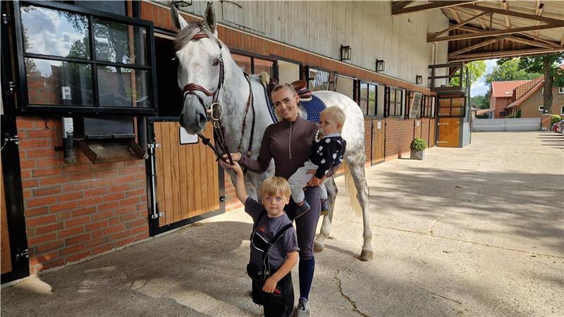 Reiten in der Schwangerschaft: Muss ich jetzt eine Pause einlegen? Die beiden Söhne Joost Johan (vorne) und Jacob Paul von Sophie-Luise Löhden wachsen mit Pferden und dem Reitsport auf.