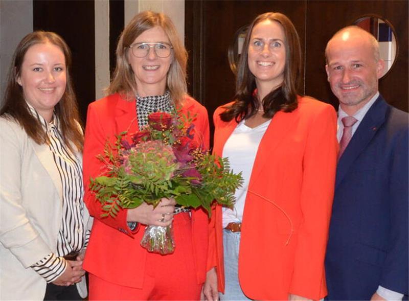 Die beiden Stader SPD-Kreisvorsitzenden Corinna Lange (links) und Kai Koeser (rechts) gratulieren mit ihrer Kollegin aus Rotenburg, Ina Helwig, der Bundestagskandidatin Frauke Langen (mit Blumen).