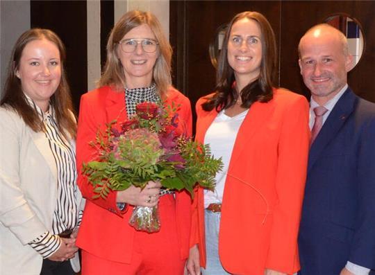 Die beiden Stader SPD-Kreisvorsitzenden Corinna Lange (links) und Kai Koeser (rechts) gratulieren mit ihrer Kollegin aus Rotenburg, Ina Helwig, der Bundestagskandidatin Frauke Langen (mit Blumen).