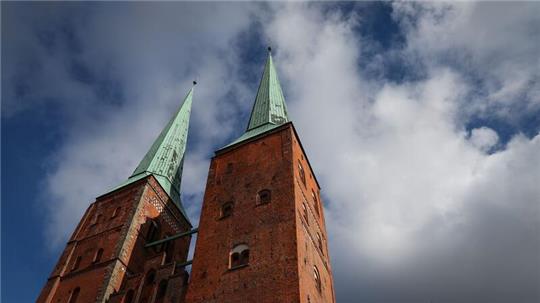 Die beiden Türme des Doms zeichnen sich vor dem Himmel ab.