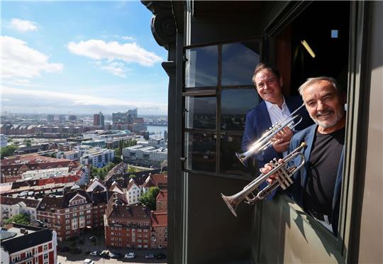 Die beiden Türmer Horst Huhn (r) und Josef Thönespielen mit ihren Trompeten fast jeden Morgen und jeden Abend vom Michel aus einen Choral in alle Himmelsrichtungen.