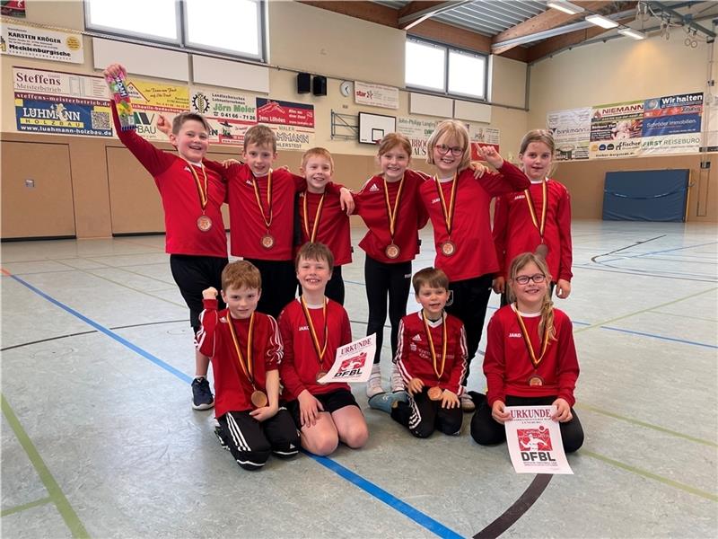 Die beiden U8-Teams des MTV Wangersen freuen sich über den Gewinn der Bronzemedaillen