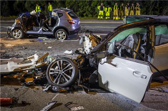 Die beiden Unfallfahrzeuge stehen auf der Straße. Foto: dpa