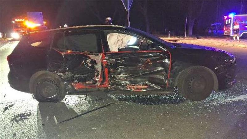 Die beiden Unfallwagen in Glinde an der B495 im Landkreis Rotenburg waren ein Totalschaden.