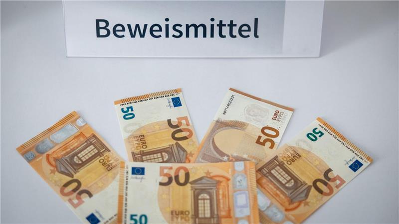 Die beiden Verdächtigen sollen nach bisherigem Ermittlungsstand mehr als 300.000 Euro Falschgeld hergestellt und in Umlauf gebracht haben. 