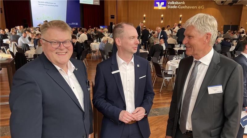Roastbeef und Rendite: So läuft die Volksbank-Versammlung im Stadeum Die beiden Vorstände der Volksbank Stade-Cuxhaven Ulrich Sievert (links) und Daniel Hollung (Mitte) im Gespräch mit Dr. Stephan Brune, der nach vielen Jahren aus dem Aufsichtsrat ausschied.