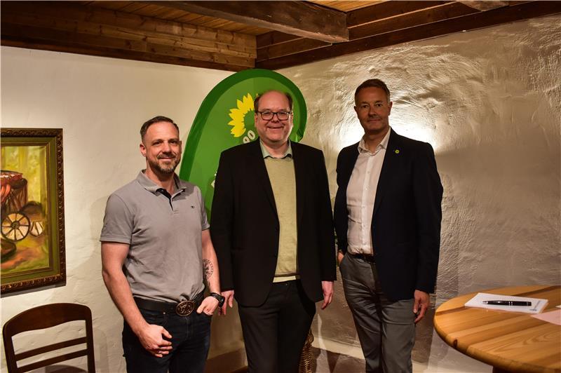 Die beiden Vorstandssprecher des Grünen-Ortsverbands Fredenbeck, Christian Heise (links) und Markus Winter (rechts), nehmen Christian Meyer in ihre Mitte.