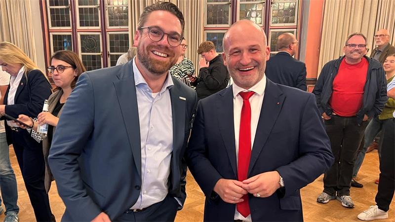 Stichwahlen in Stade und Buxtehude: Live-Talks mit dem TAGEBLATT Die beiden Wahlsieger vom Sonntag in Stade: Arne Kramer (links) und Kai Koeser diskutieren am Dienstag in Stade.
