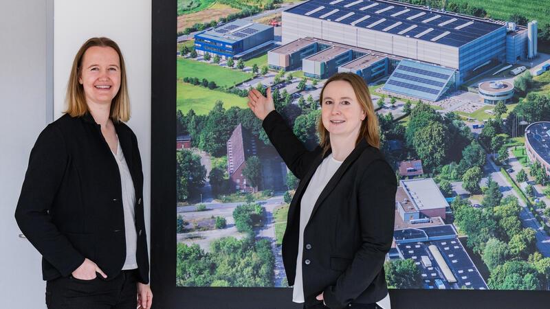 Die beiden Wasserstoff-Frauen aus Stade: Saskia Deckenbach (links) und Jenne Wendt zeigen, wo das neue Forschungszentrum im CFK-Valley entstehen soll.