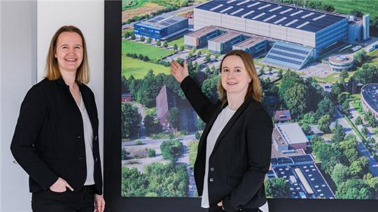 Die beiden Wasserstoff-Frauen aus Stade: Saskia Deckenbach (links) und Jenne Wendt zeigen, wo das neue Forschungszentrum im CFK-Valley entstehen soll.
