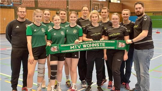 Die beiden Wohnster Damenteams freuen sich, gemeinsam mit ihren Trainern, auf den letzten Spieltag der Prellball-Bundesliga in Sittensen. Foto: Ehlert