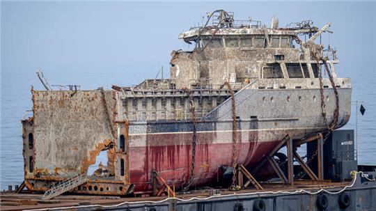 Die beiden Wrackteile des gesunkenen Frachters „Verity“ sind geborgen worden. Für die Bergung wurde das Schiff unter Wasser in zwei Teile geschnitten.