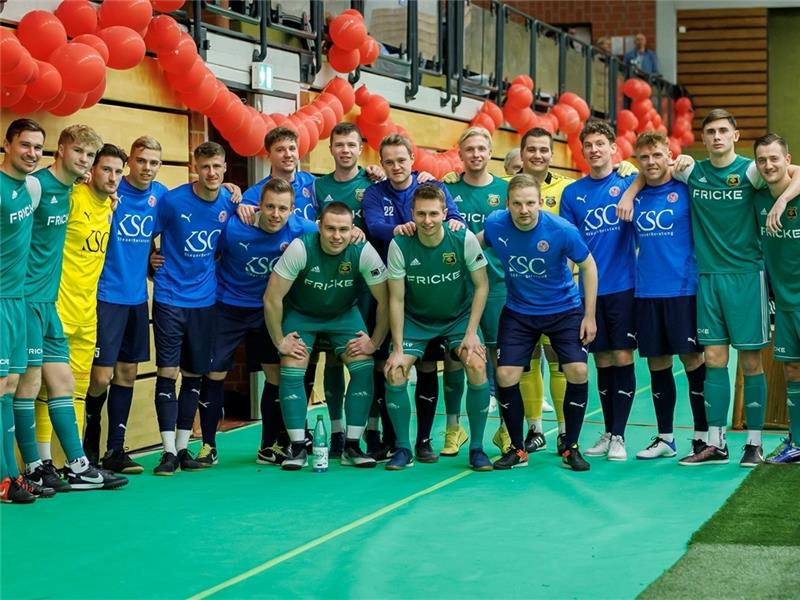 Die beiden besten Mannschaften des Turniers trafen im Finale aufeinander. Der Heeslinger SC (grün) setzte sich letztlich souverän mit 4:2 gegen den Oberliga-Konkurrenten SV Ahlerstedt/Ottendorf durch. Fotos: Struwe