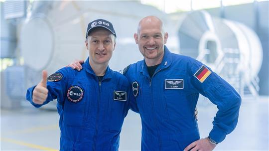 Die beiden deutschen Astronauten würden auch gerne zum Mond fliegen.
