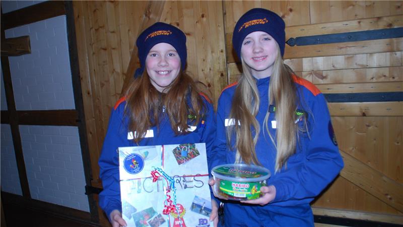 Die beiden einzigen Mädchen unter 15 Jungen bei der neuen Jugendfeuerwehr in Beckdorf: Leefke Stolter (links) und Maja Freudenberg.
